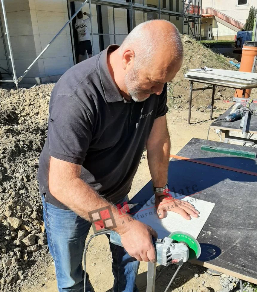 Juhász István kőfurnér lapot szab méretre a helyszínen