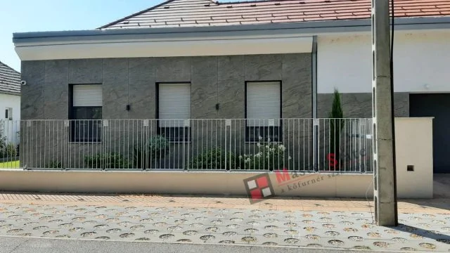 Kőfurnér burkolatú utcai homlokzat