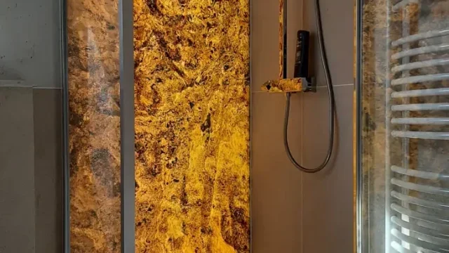 Átvilágított kőfelület részlete