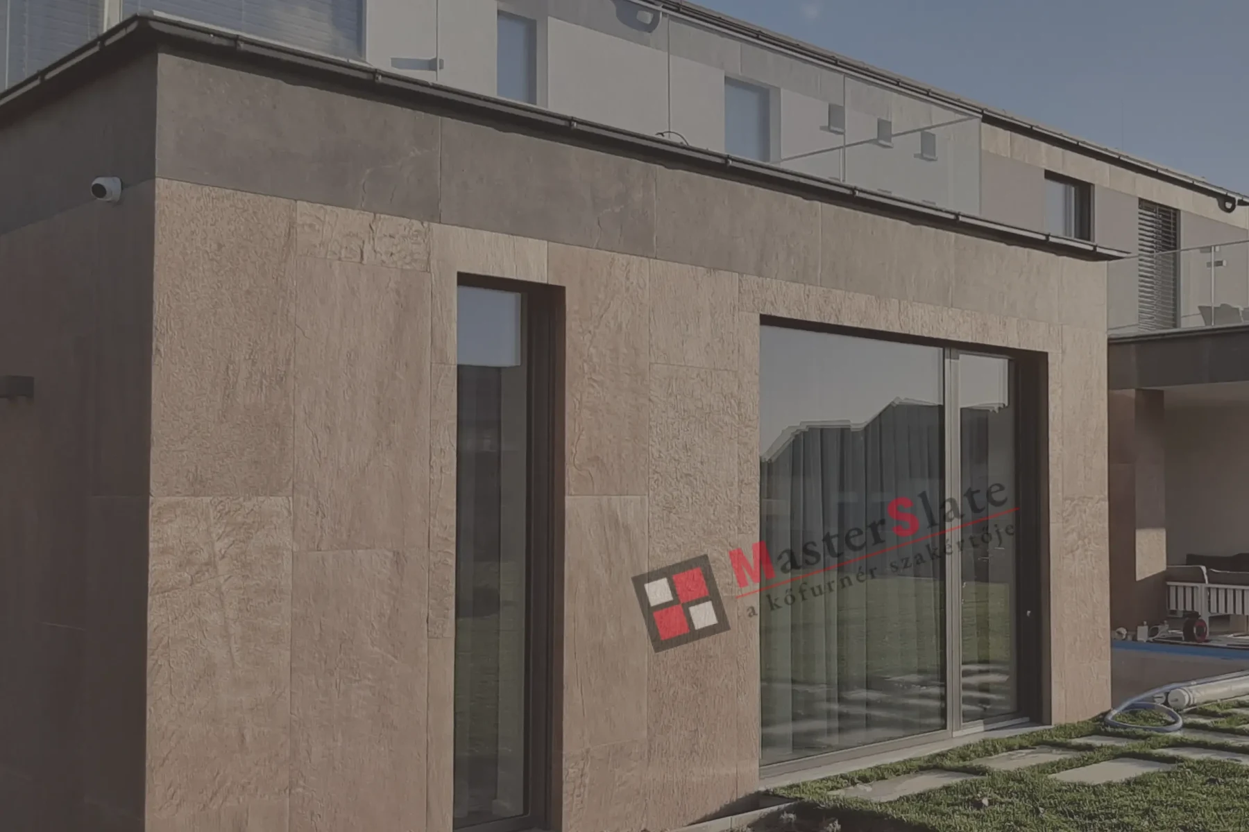 Kőfurnér homlokzat egy modern családi házon